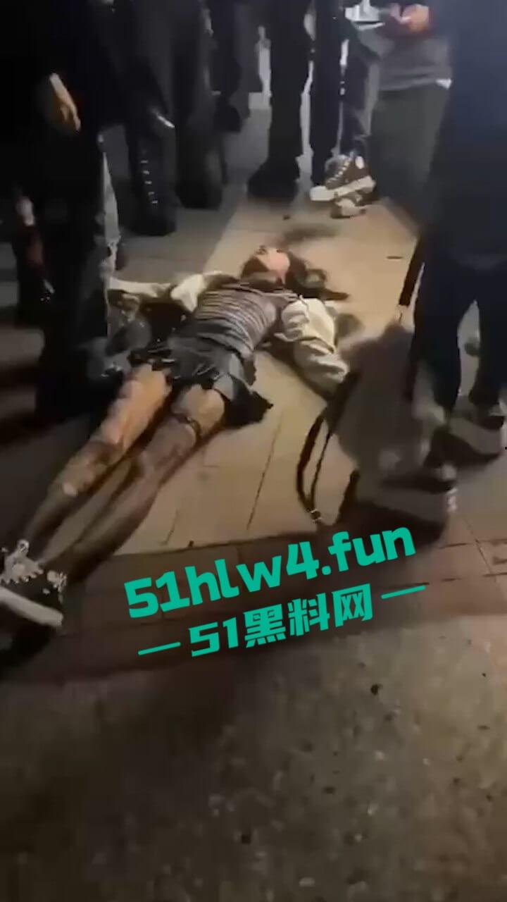 广州精神小妹磕药过量，当街挺尸路人见死不救还趁机摸奶抠逼视频曝光，下三滥的朋友真下头！  第4张