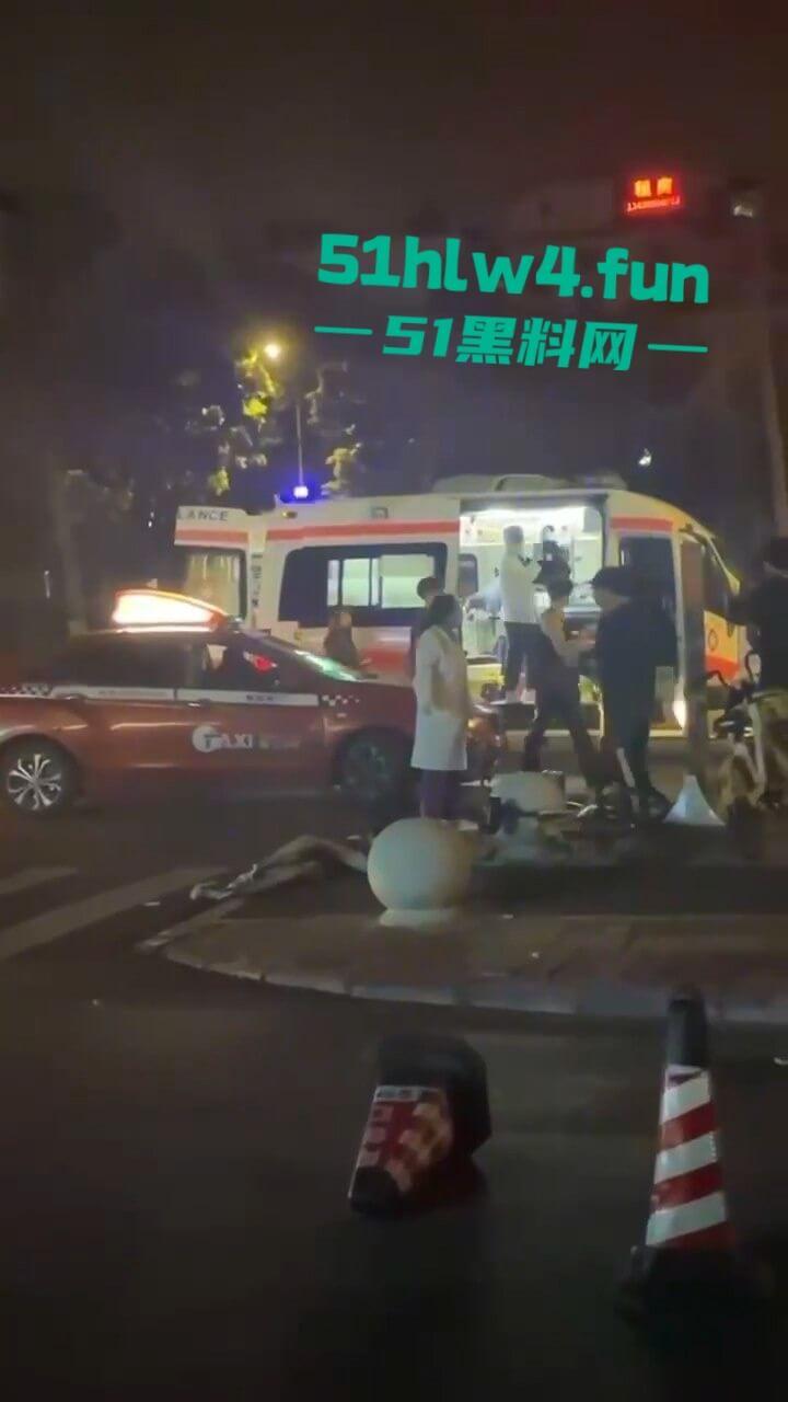 广州精神小妹磕药过量，当街挺尸路人见死不救还趁机摸奶抠逼视频曝光，下三滥的朋友真下头！  第5张