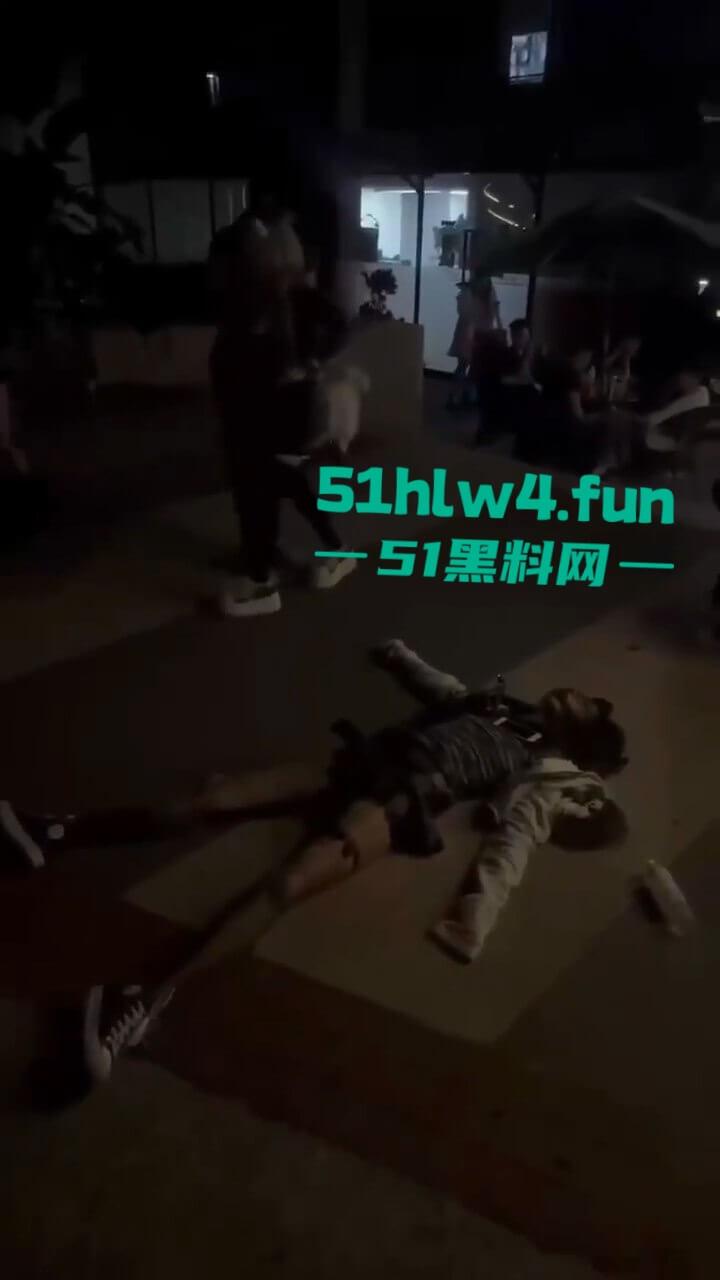 广州精神小妹磕药过量，当街挺尸路人见死不救还趁机摸奶抠逼视频曝光，下三滥的朋友真下头！  第6张