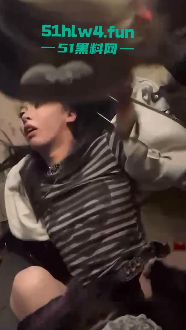 广州精神小妹磕药过量，当街挺尸路人见死不救还趁机摸奶抠逼视频曝光，下三滥的朋友真下头！  第7张