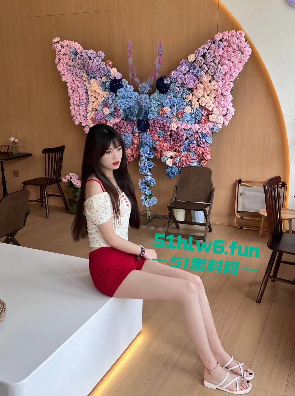 青岛反差母狗【刘子萱】175cm的极品炮架子，逆天大长腿极致性感小骚逼被男友操黑后还被曝光。  第1张