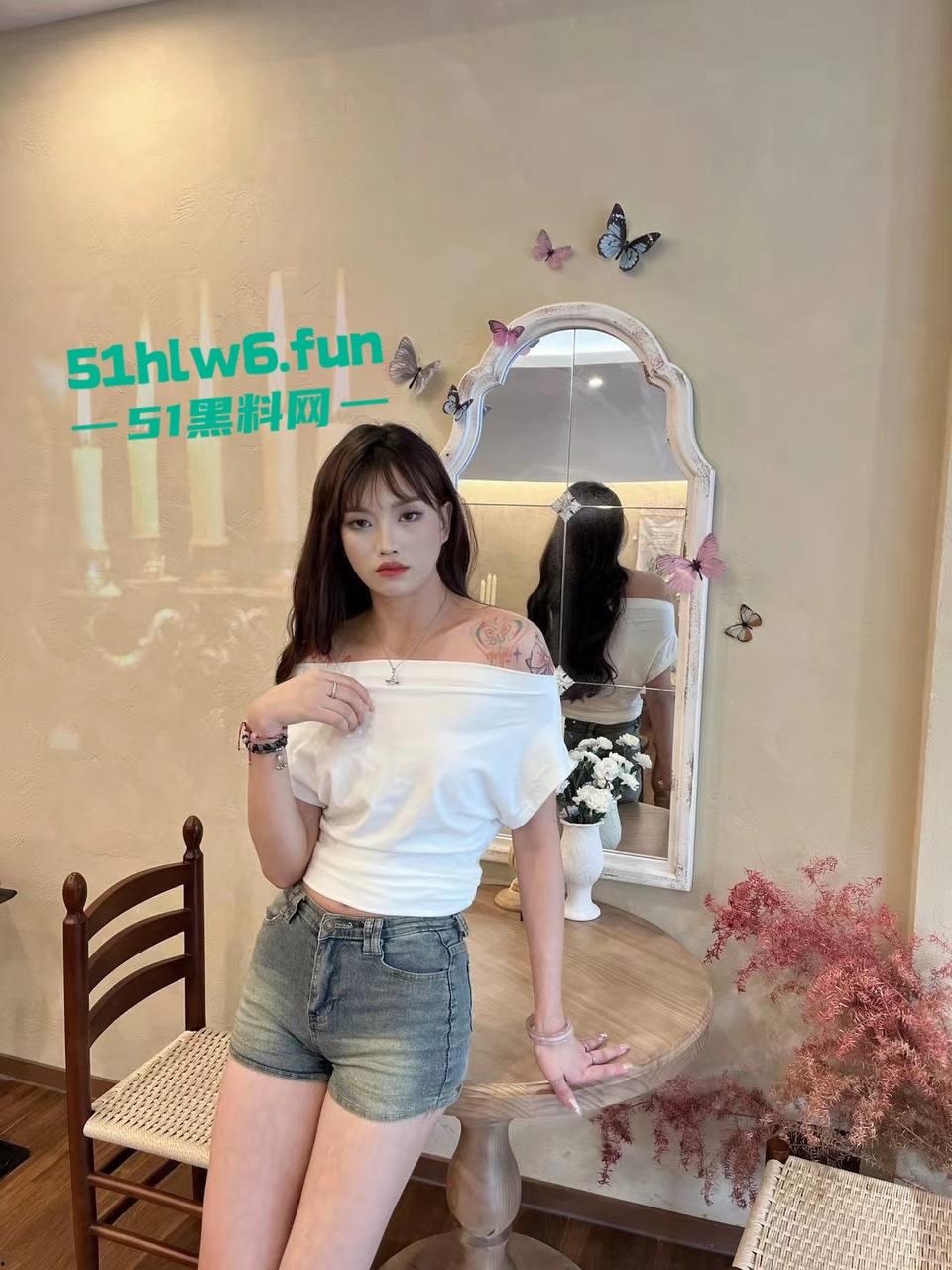 青岛反差母狗【刘子萱】175cm的极品炮架子，逆天大长腿极致性感小骚逼被男友操黑后还被曝光。  第2张