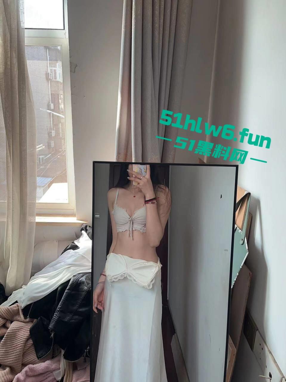 青岛反差母狗【刘子萱】175cm的极品炮架子，逆天大长腿极致性感小骚逼被男友操黑后还被曝光。  第3张