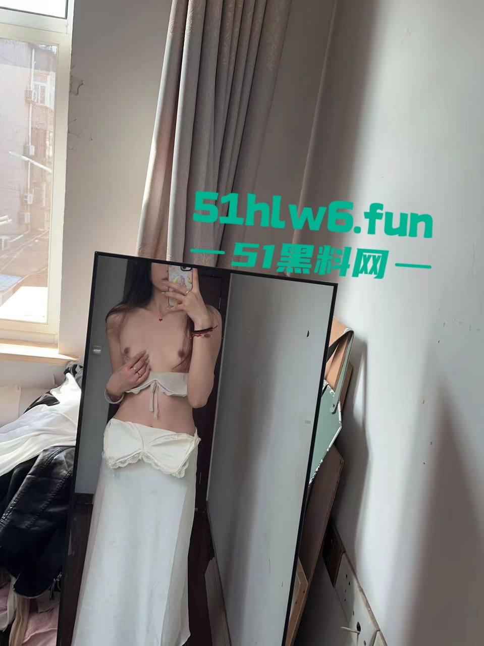 青岛反差母狗【刘子萱】175cm的极品炮架子，逆天大长腿极致性感小骚逼被男友操黑后还被曝光。  第5张