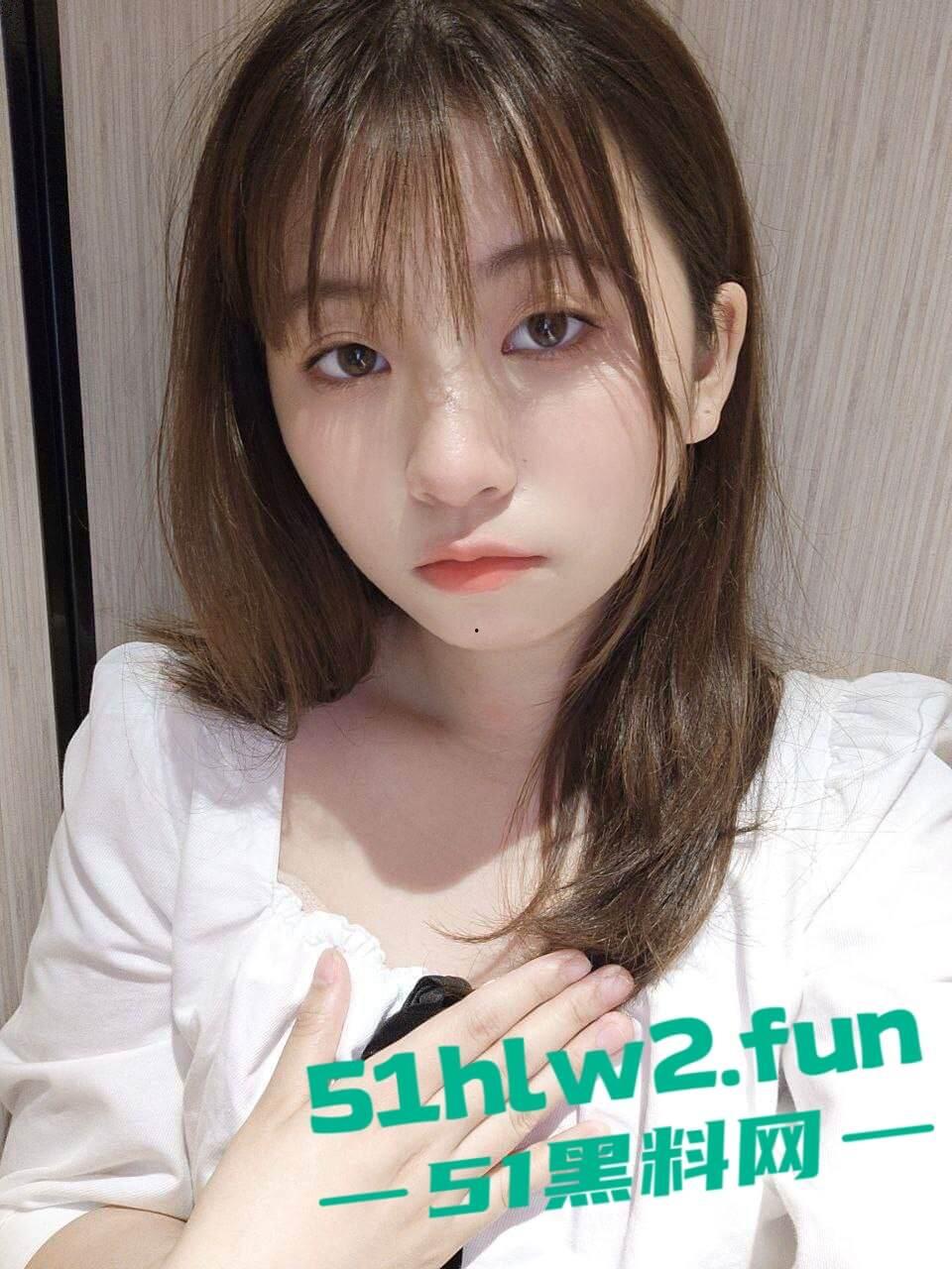 江苏师范【刘思瑞】贫乳白嫩反差婊，背着男友约啪当狗超爱偷情被陌生人操的快感，被男友发现后曝光。  第4张