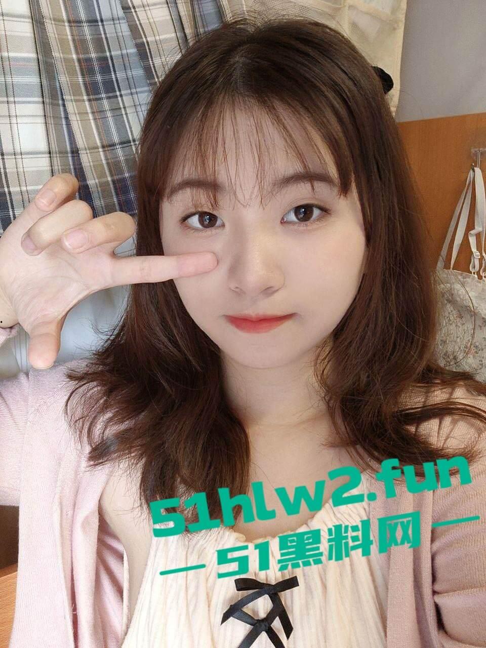 江苏师范【刘思瑞】贫乳白嫩反差婊，背着男友约啪当狗超爱偷情被陌生人操的快感，被男友发现后曝光。  第5张