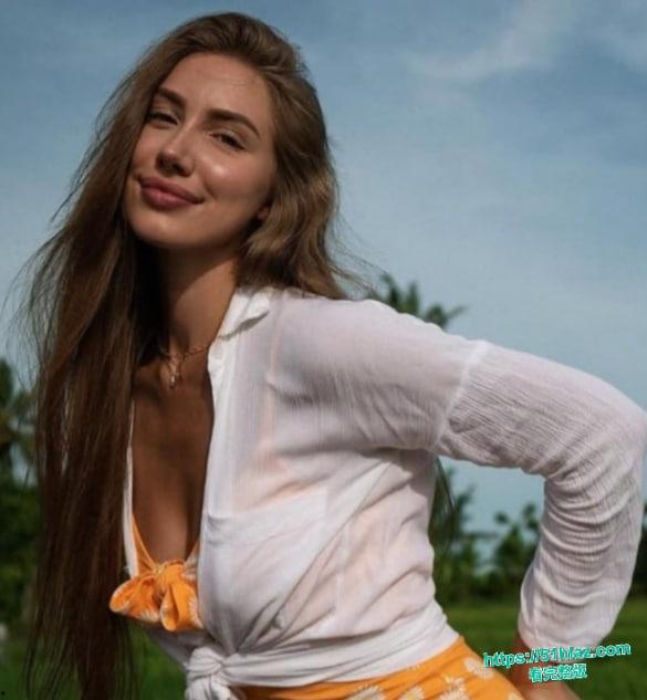 俄罗斯极品御姐 EmiliaBunny 化身跪舔狂魔 深喉锁喉猛吸鸡巴 无套狂操嫩穴吞精爆射  第4张