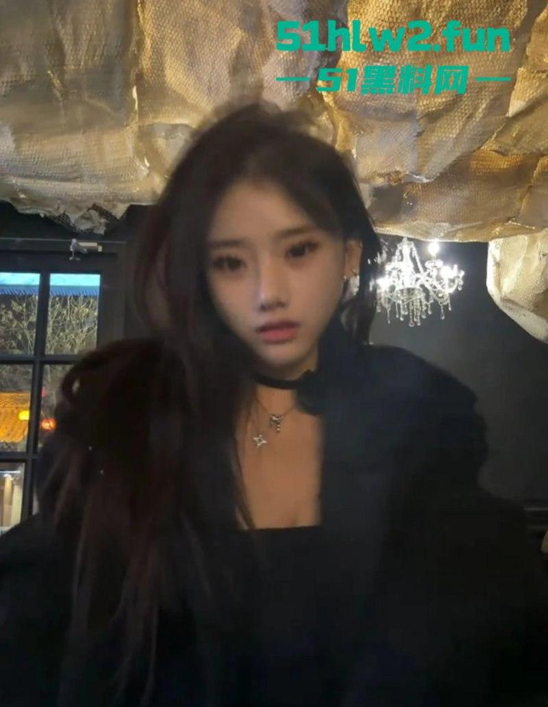 抖音擦边网红【奈斯】表面高冷女神背地淫荡母狗，为了赢pk要礼物被榜一大哥操一下午。  第1张