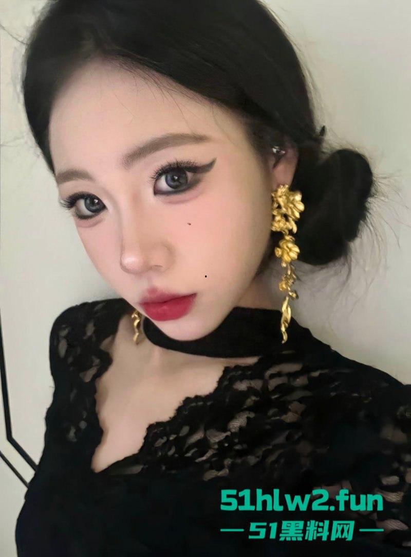 青岛在校空乘生【李娜】和富二代男友性爱视频流出，男朋友口交起来也毫不逊色惹众人疯传。  第4张