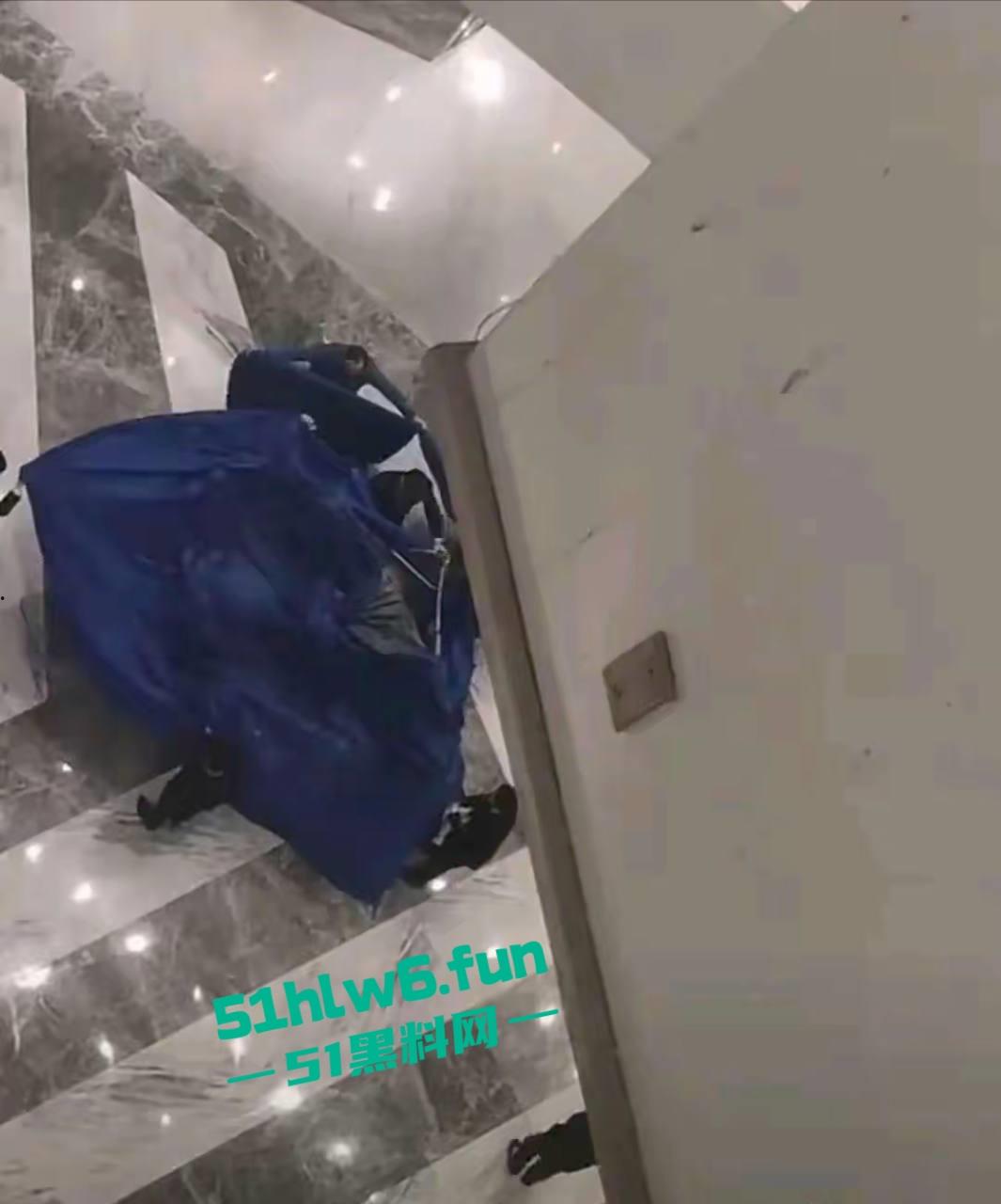 南京金鹰世界男子跳楼自杀,据传男子感情受挫从9楼跳下,脑浆爆裂当场死亡。 第1张 南京金鹰世界男子跳楼自杀,据传男子感情受挫从9楼跳下,脑浆爆裂当场死亡。 第1张