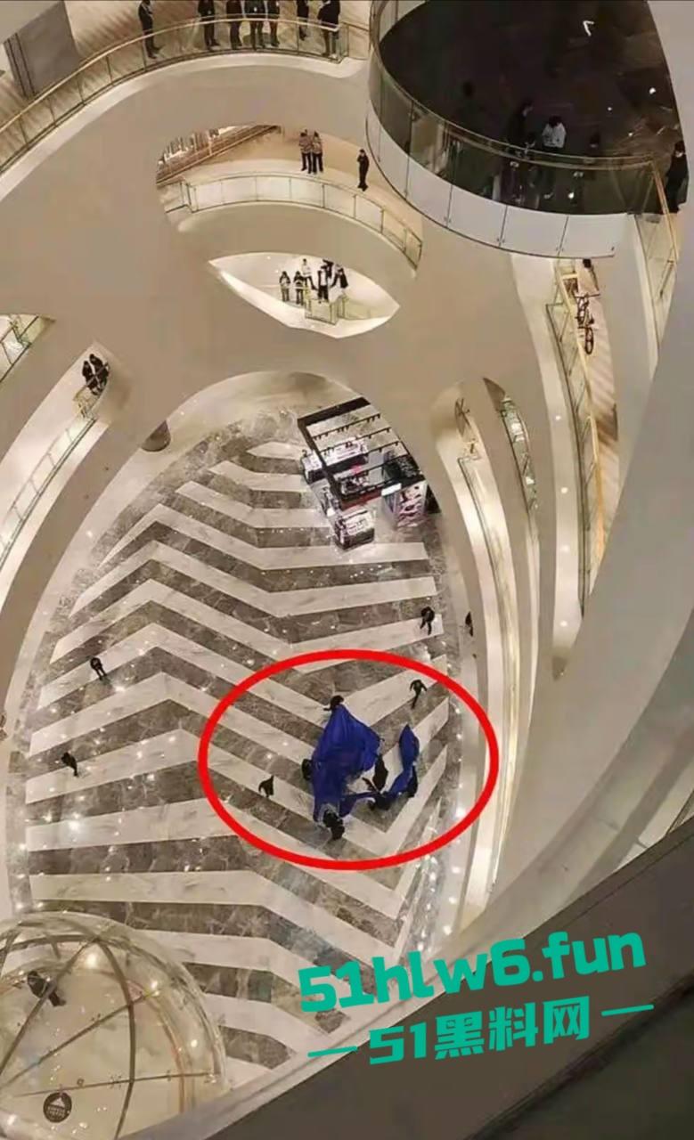 南京金鹰世界男子跳楼自杀,据传男子感情受挫从9楼跳下,脑浆爆裂当场死亡。 第2张 南京金鹰世界男子跳楼自杀,据传男子感情受挫从9楼跳下,脑浆爆裂当场死亡。 第2张