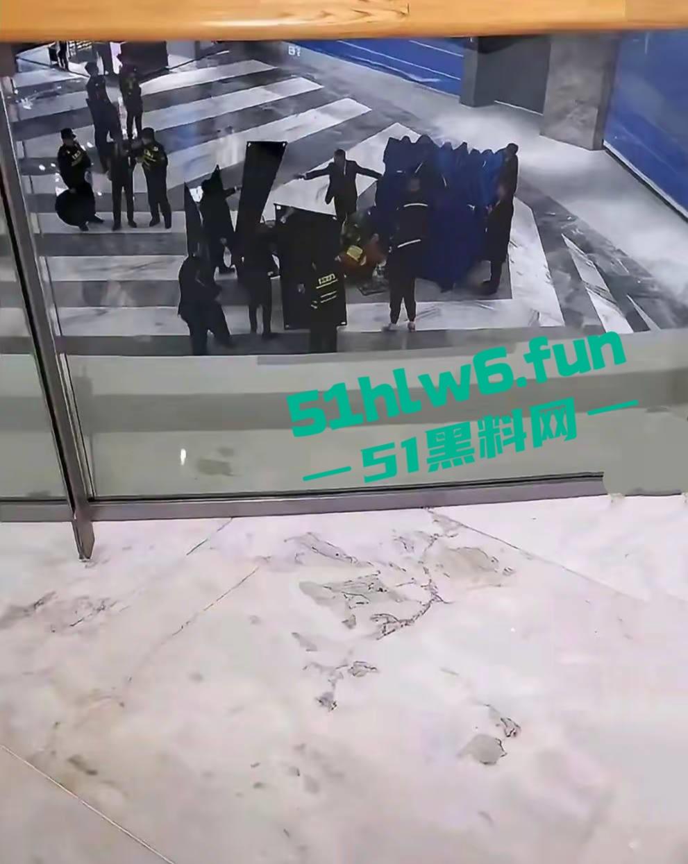 南京金鹰世界男子跳楼自杀,据传男子感情受挫从9楼跳下,脑浆爆裂当场死亡。 第3张 南京金鹰世界男子跳楼自杀,据传男子感情受挫从9楼跳下,脑浆爆裂当场死亡。 第3张