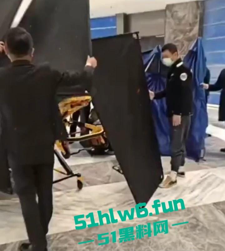 南京金鹰世界男子跳楼自杀,据传男子感情受挫从9楼跳下,脑浆爆裂当场死亡。 第4张 南京金鹰世界男子跳楼自杀,据传男子感情受挫从9楼跳下,脑浆爆裂当场死亡。 第4张