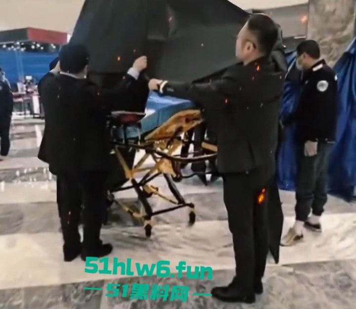 南京金鹰世界男子跳楼自杀,据传男子感情受挫从9楼跳下,脑浆爆裂当场死亡。 第5张 南京金鹰世界男子跳楼自杀,据传男子感情受挫从9楼跳下,脑浆爆裂当场死亡。 第5张