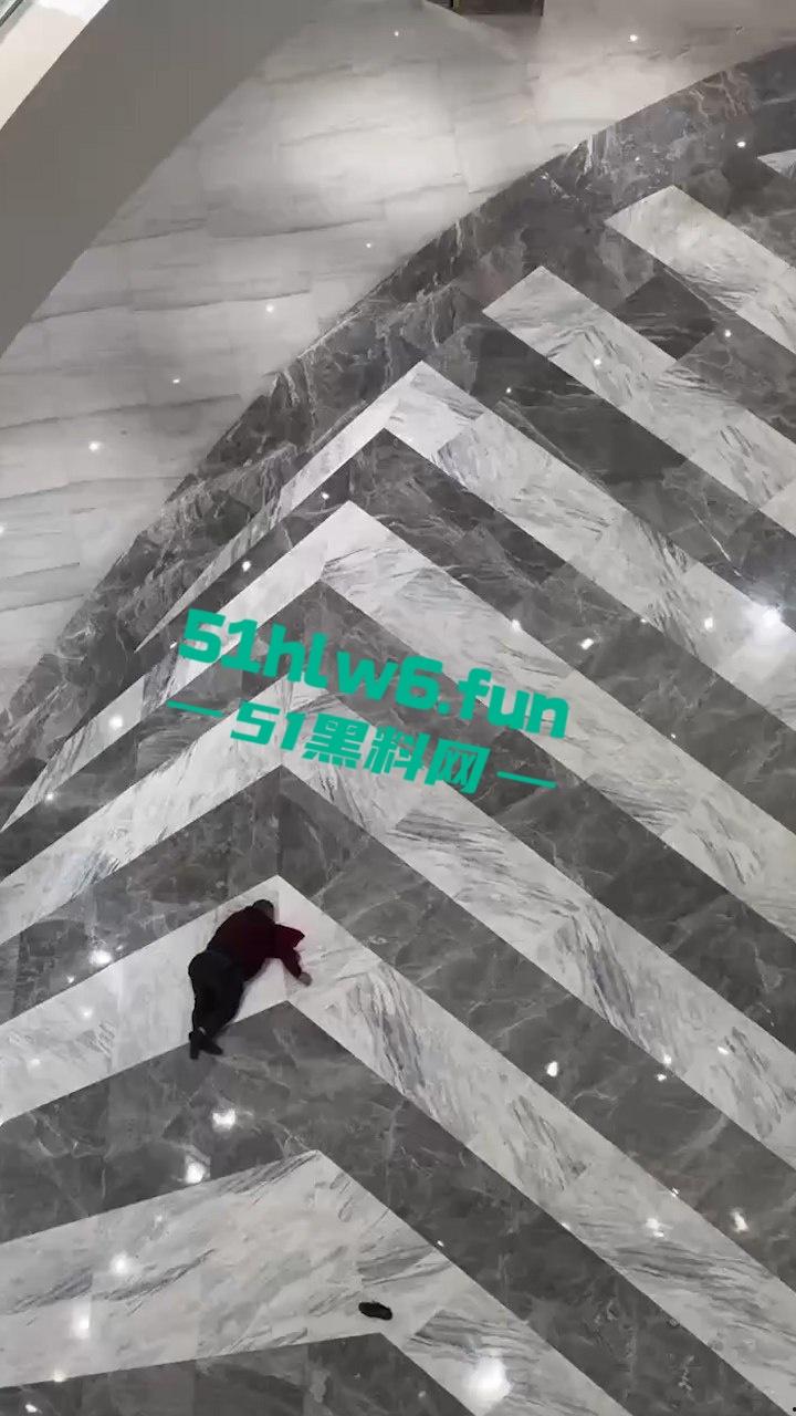 南京金鹰世界男子跳楼自杀,据传男子感情受挫从9楼跳下,脑浆爆裂当场死亡。 第6张 南京金鹰世界男子跳楼自杀,据传男子感情受挫从9楼跳下,脑浆爆裂当场死亡。 第6张