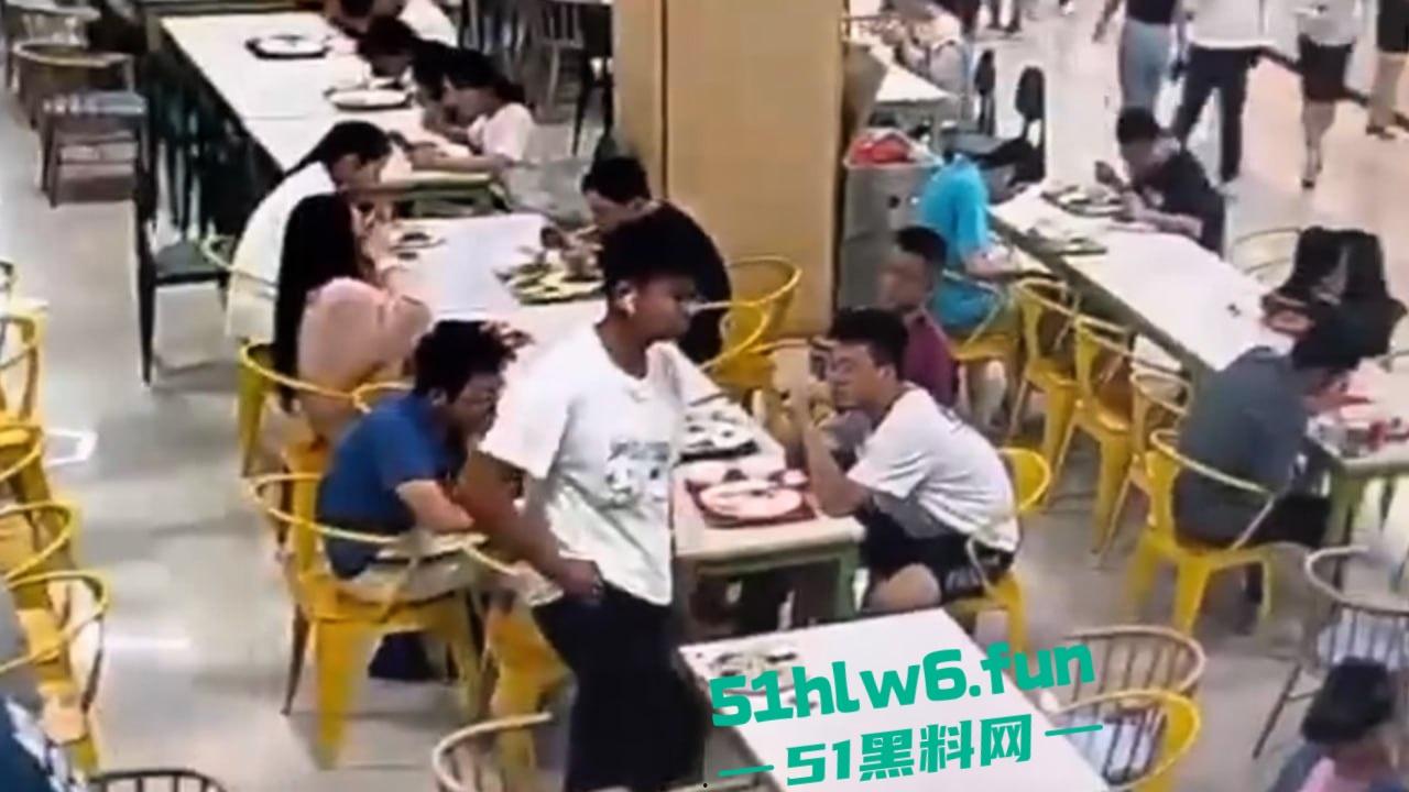 天津T0小仙女，在食堂听男生说猫拉屎很臭，竟然将烤鸭饭直接扣到男生头上。  第1张