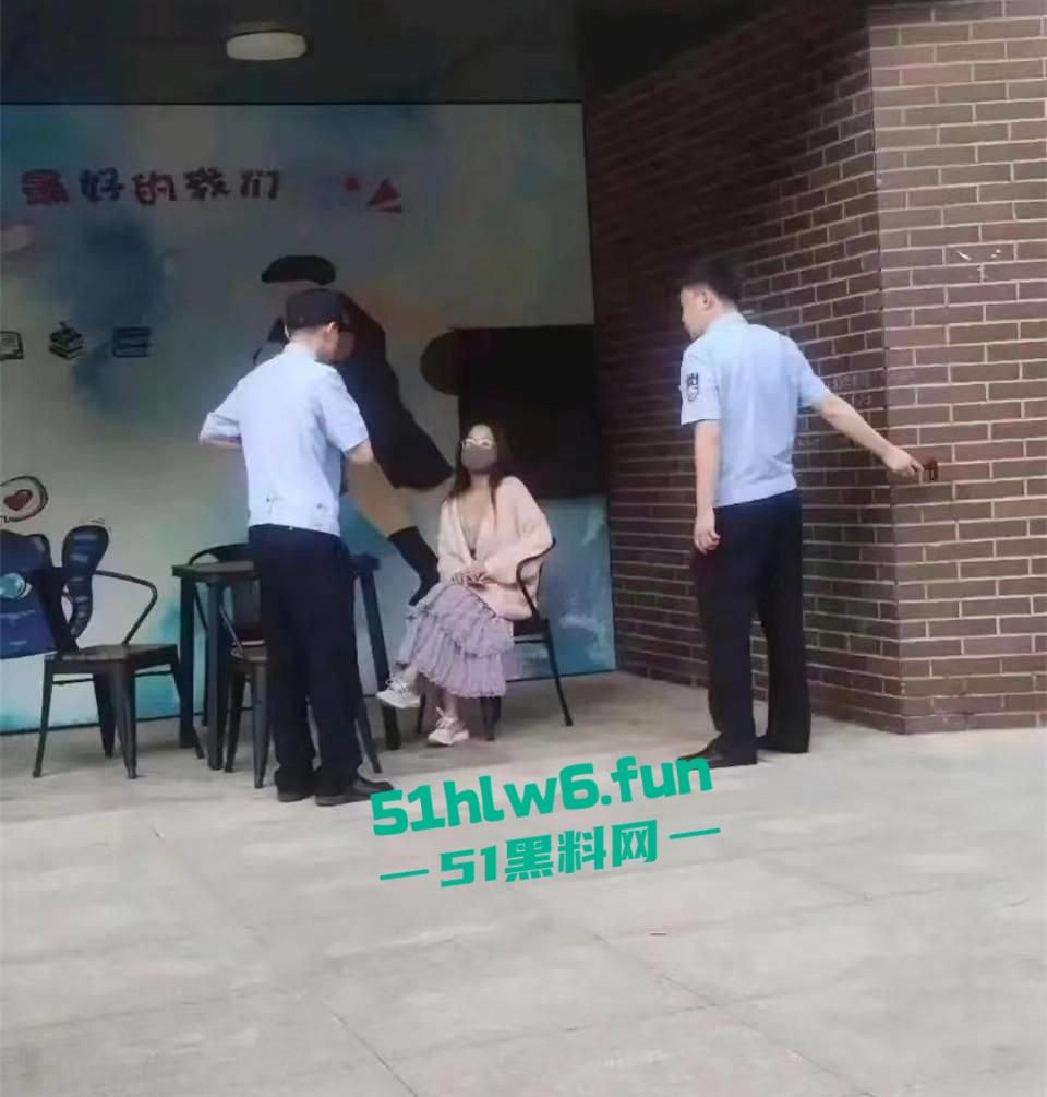 天津T0小仙女，在食堂听男生说猫拉屎很臭，竟然将烤鸭饭直接扣到男生头上。  第3张