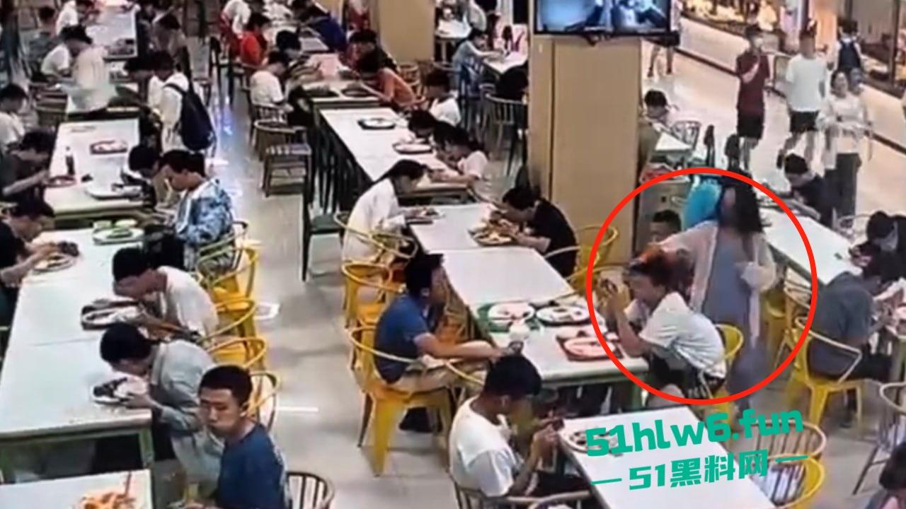 天津T0小仙女，在食堂听男生说猫拉屎很臭，竟然将烤鸭饭直接扣到男生头上。  第4张