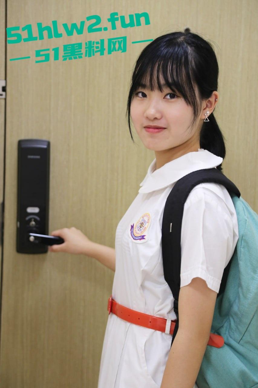 台湾清纯颜值学生妹，乖巧可爱的反差母狗下海拍摄私房写真，三点全露小穴高清特写 多少舔狗心里的梦中女神。  第4张