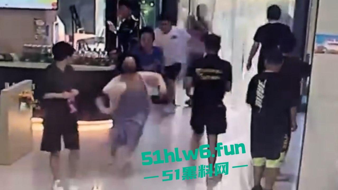 天津T0小仙女，在食堂听男生说猫拉屎很臭，竟然将烤鸭饭直接扣到男生头上。  第8张