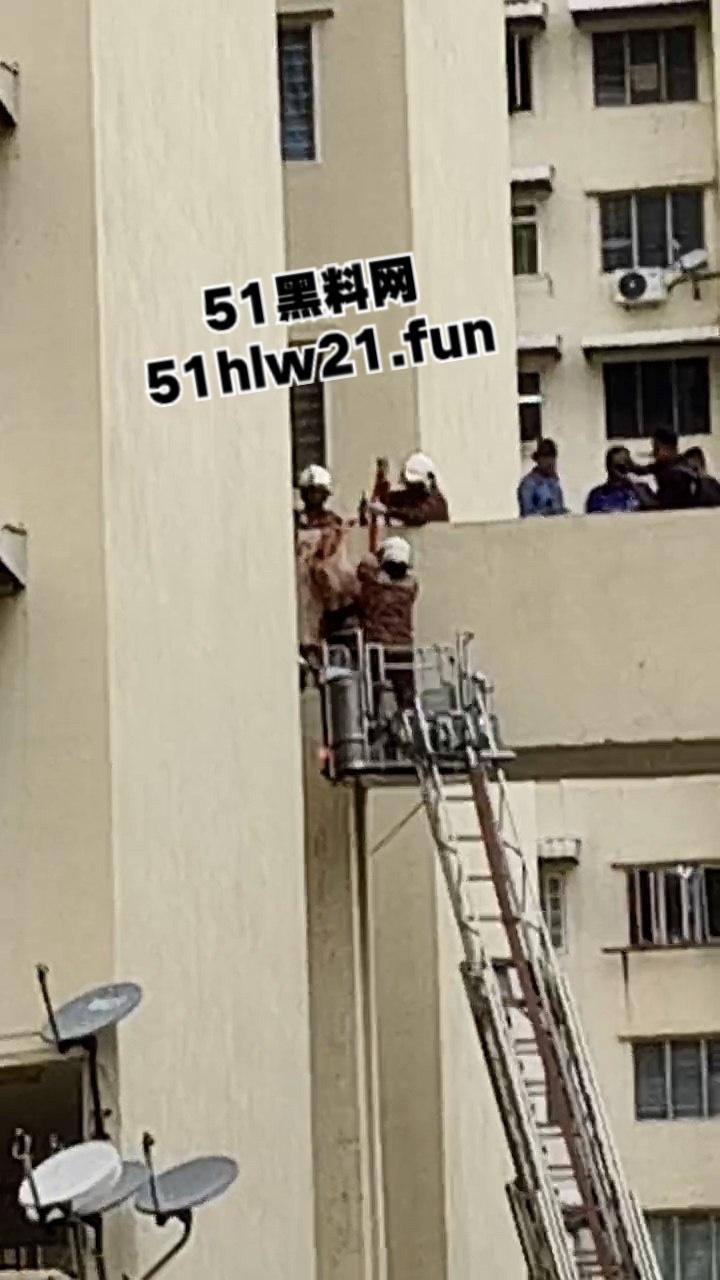 血腥慎入!男子跳楼被腰斩上体消失肠血乱飞,处理现场人员的心理阴影面积有点大! 第3张 血腥慎入!男子跳楼被腰斩上体消失肠血乱飞,处理现场人员的心理阴影面积有点大! 第3张