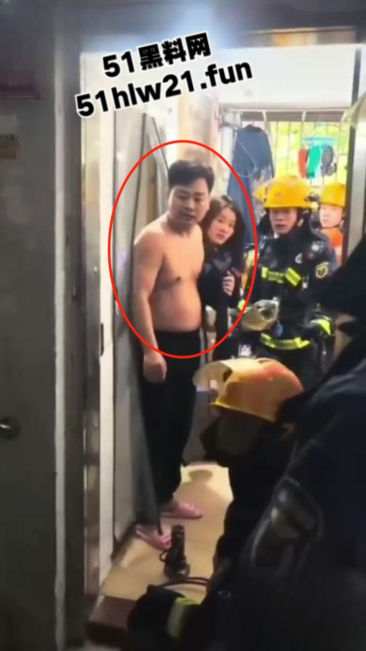 奇葩消防队捉奸行动,邻居听楼下有女人喊救命,果断报警119消防员破门而入,竟是两人做爱女人被操爽了。 第3张 奇葩消防队捉奸行动,邻居听楼下有女人喊救命,果断报警119消防员破门而入,竟是两人做爱女人被操爽了。 第3张