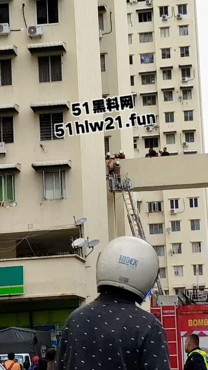 血腥慎入!男子跳楼被腰斩上体消失肠血乱飞,处理现场人员的心理阴影面积有点大! 第5张 血腥慎入!男子跳楼被腰斩上体消失肠血乱飞,处理现场人员的心理阴影面积有点大! 第5张