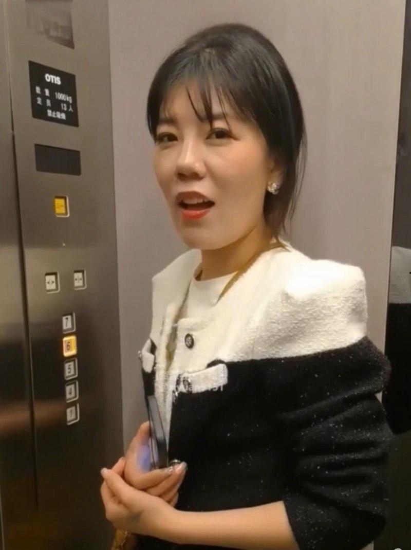 湖南人妻何蕾君出轨金主被曝 骚母狗本质曝露 吃屌 喝尿 遛狗 爆操 全程露脸骚话连篇淫叫连连 年度最骚人妻 第1张 湖南人妻何蕾君出轨金主被曝 骚母狗本质曝露 吃屌 喝尿 遛狗 爆操 全程露脸骚话连篇淫叫连连 年度最骚人妻 第1张