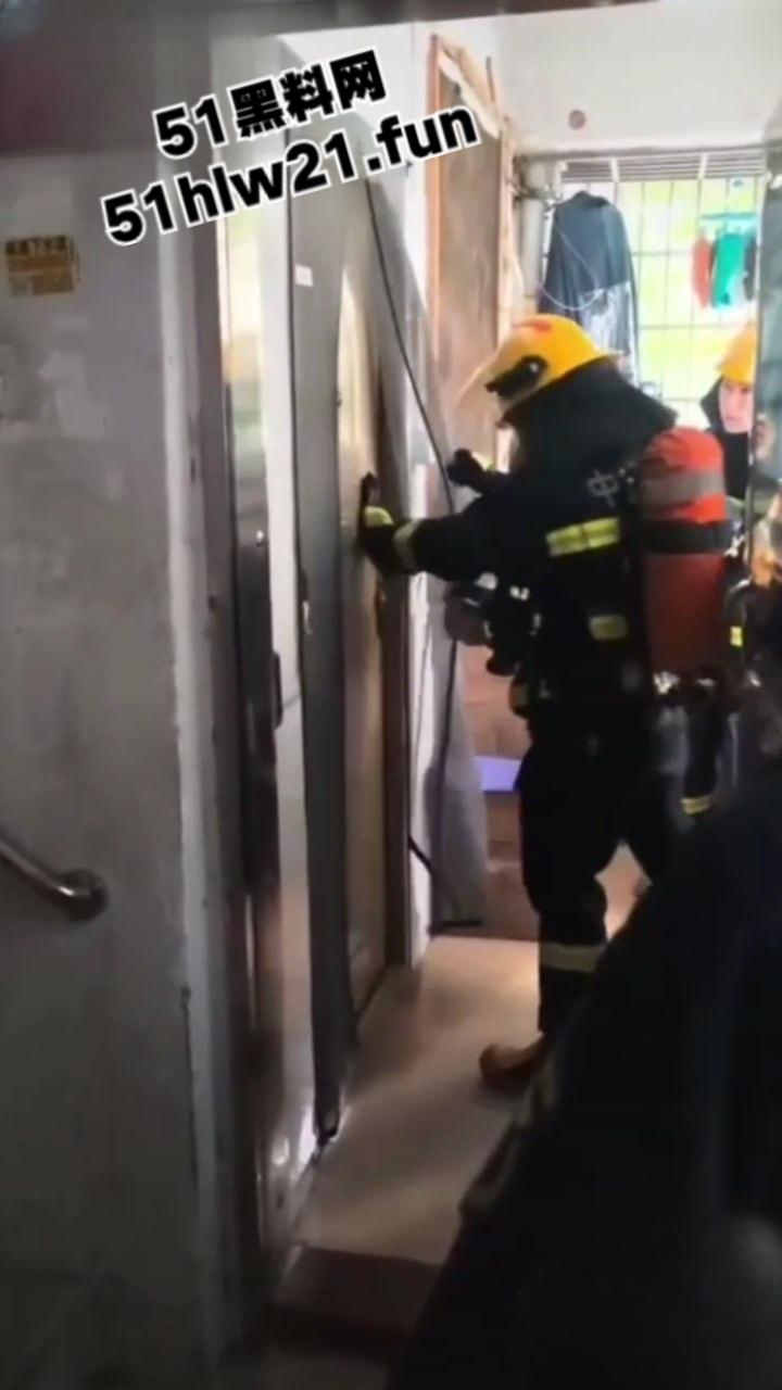 奇葩消防队捉奸行动,邻居听楼下有女人喊救命,果断报警119消防员破门而入,竟是两人做爱女人被操爽了。 第4张 奇葩消防队捉奸行动,邻居听楼下有女人喊救命,果断报警119消防员破门而入,竟是两人做爱女人被操爽了。 第4张