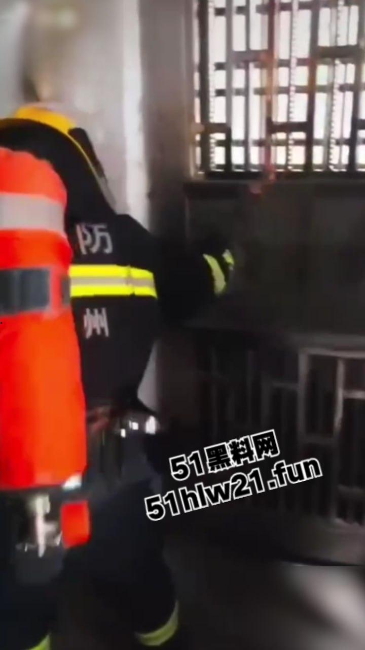 奇葩消防队捉奸行动,邻居听楼下有女人喊救命,果断报警119消防员破门而入,竟是两人做爱女人被操爽了。 第5张 奇葩消防队捉奸行动,邻居听楼下有女人喊救命,果断报警119消防员破门而入,竟是两人做爱女人被操爽了。 第5张