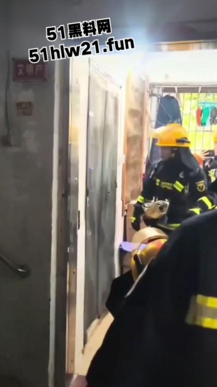 奇葩消防队捉奸行动,邻居听楼下有女人喊救命,果断报警119消防员破门而入,竟是两人做爱女人被操爽了。 第6张 奇葩消防队捉奸行动,邻居听楼下有女人喊救命,果断报警119消防员破门而入,竟是两人做爱女人被操爽了。 第6张