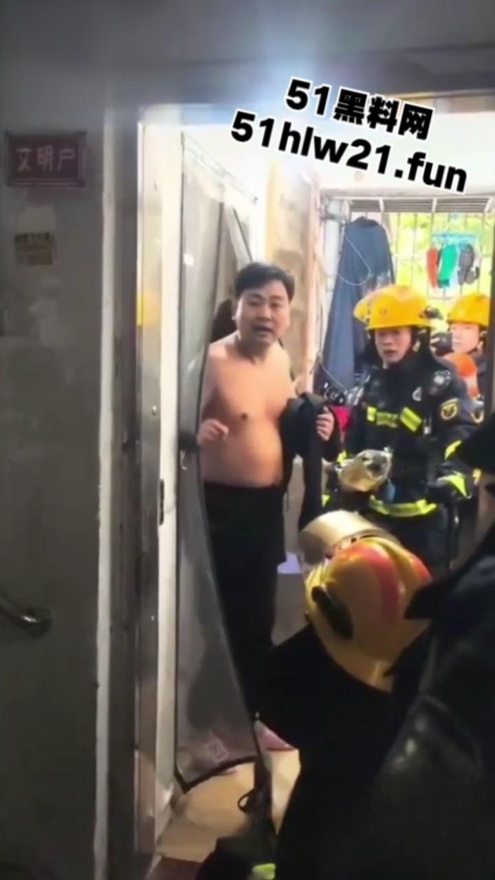 奇葩消防队捉奸行动,邻居听楼下有女人喊救命,果断报警119消防员破门而入,竟是两人做爱女人被操爽了。 第7张 奇葩消防队捉奸行动,邻居听楼下有女人喊救命,果断报警119消防员破门而入,竟是两人做爱女人被操爽了。 第7张