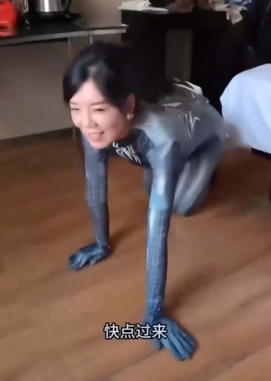 湖南人妻何蕾君出轨金主被曝 骚母狗本质曝露 吃屌 喝尿 遛狗 爆操 全程露脸骚话连篇淫叫连连 年度最骚人妻 第8张 湖南人妻何蕾君出轨金主被曝 骚母狗本质曝露 吃屌 喝尿 遛狗 爆操 全程露脸骚话连篇淫叫连连 年度最骚人妻 第8张