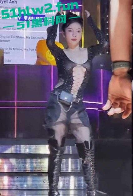 越南夜店里的极品骚鸡,情趣内衣加大长腿骚鸡扭得全场燥,舞台上搔首弄姿,一杯酒下肚人都沦陷! 第6张 越南夜店里的极品骚鸡,情趣内衣加大长腿骚鸡扭得全场燥,舞台上搔首弄姿,一杯酒下肚人都沦陷! 第6张