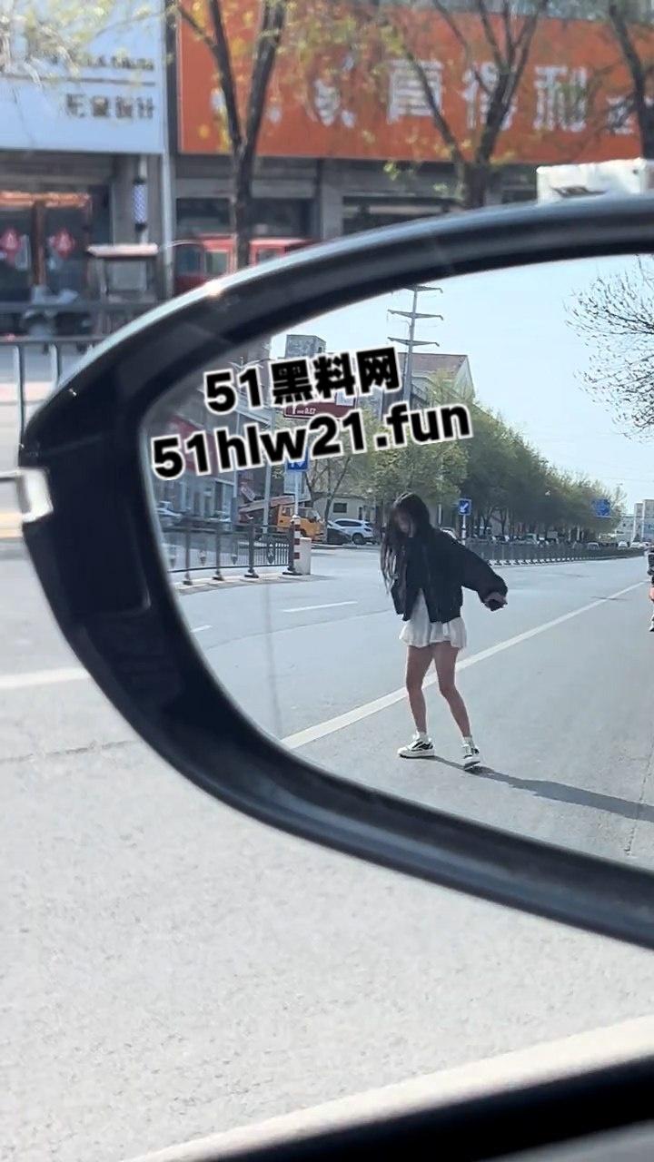 山东精神小妹嗑药过量致幻,大街上举止怪异如无脑丧尸邪崇附体样子超级可怕。 第1张 山东精神小妹嗑药过量致幻,大街上举止怪异如无脑丧尸邪崇附体样子超级可怕。 第1张