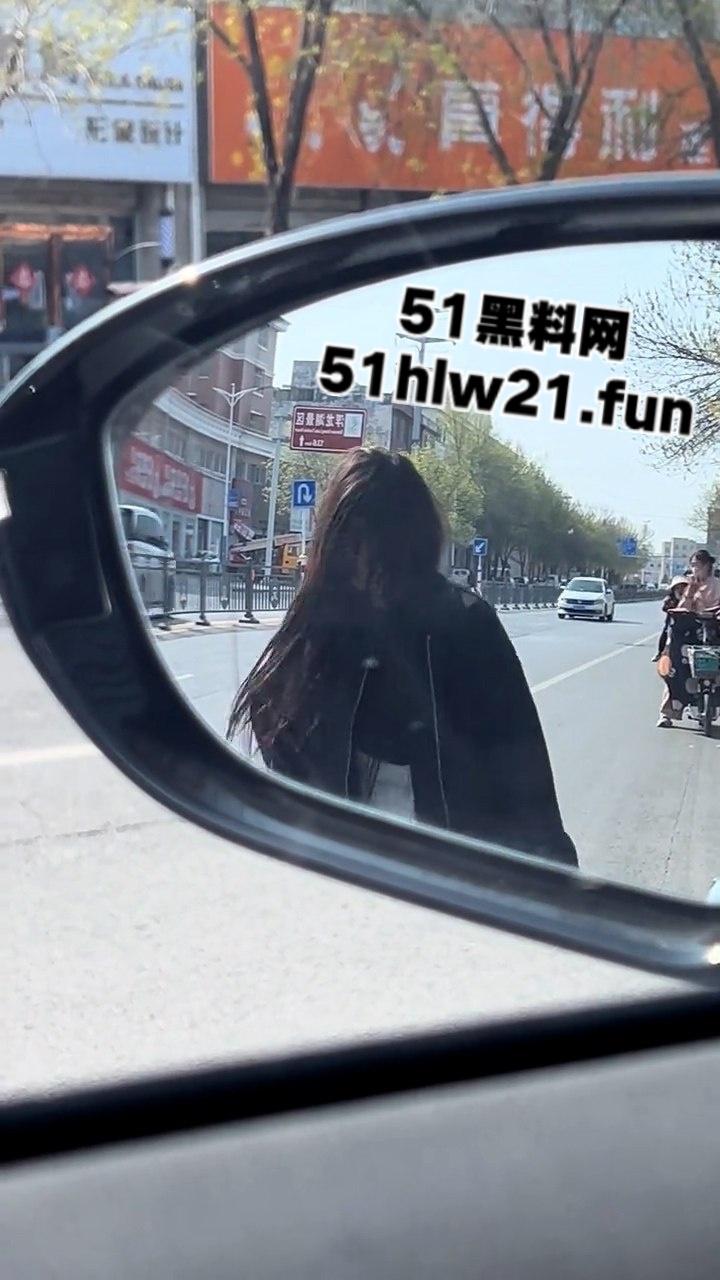 山东精神小妹嗑药过量致幻,大街上举止怪异如无脑丧尸邪崇附体样子超级可怕。 第2张 山东精神小妹嗑药过量致幻,大街上举止怪异如无脑丧尸邪崇附体样子超级可怕。 第2张