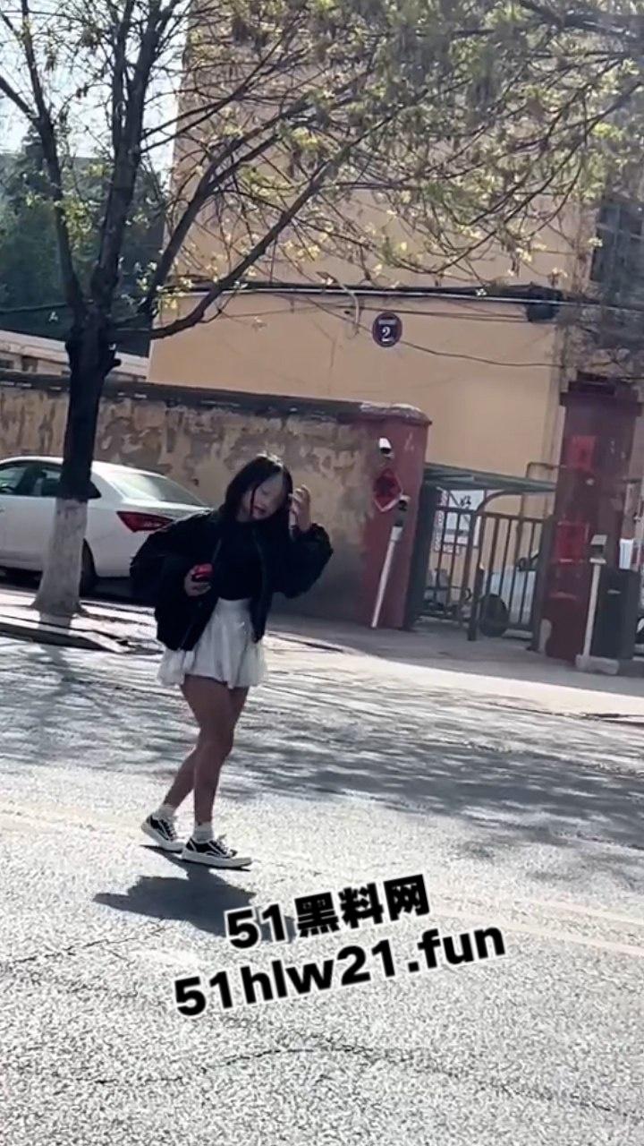 山东精神小妹嗑药过量致幻,大街上举止怪异如无脑丧尸邪崇附体样子超级可怕。 第4张 山东精神小妹嗑药过量致幻,大街上举止怪异如无脑丧尸邪崇附体样子超级可怕。 第4张