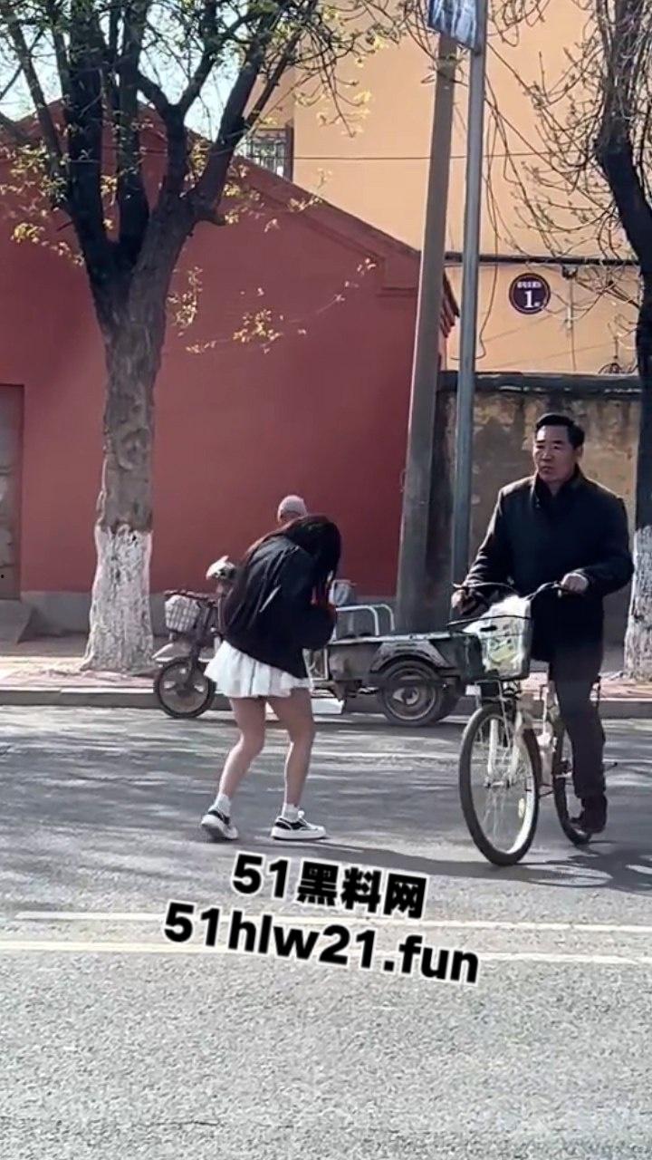 山东精神小妹嗑药过量致幻,大街上举止怪异如无脑丧尸邪崇附体样子超级可怕。 第5张 山东精神小妹嗑药过量致幻,大街上举止怪异如无脑丧尸邪崇附体样子超级可怕。 第5张