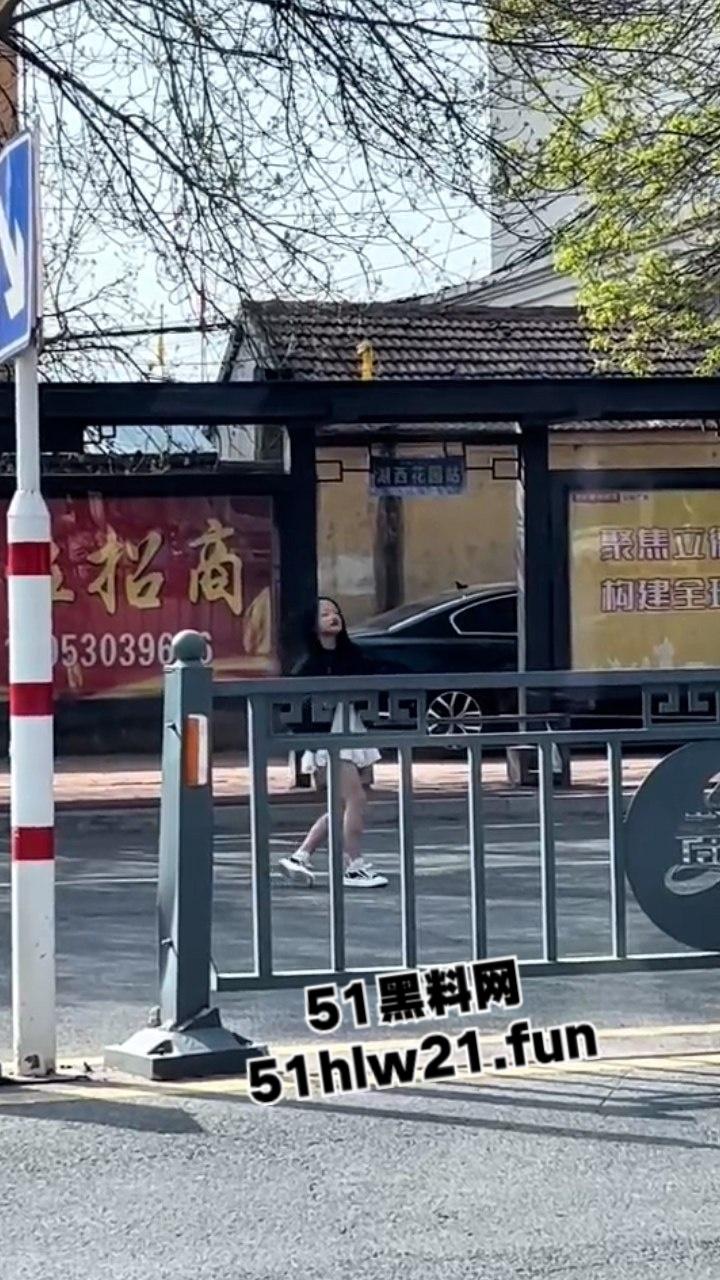 山东精神小妹嗑药过量致幻,大街上举止怪异如无脑丧尸邪崇附体样子超级可怕。 第6张 山东精神小妹嗑药过量致幻,大街上举止怪异如无脑丧尸邪崇附体样子超级可怕。 第6张