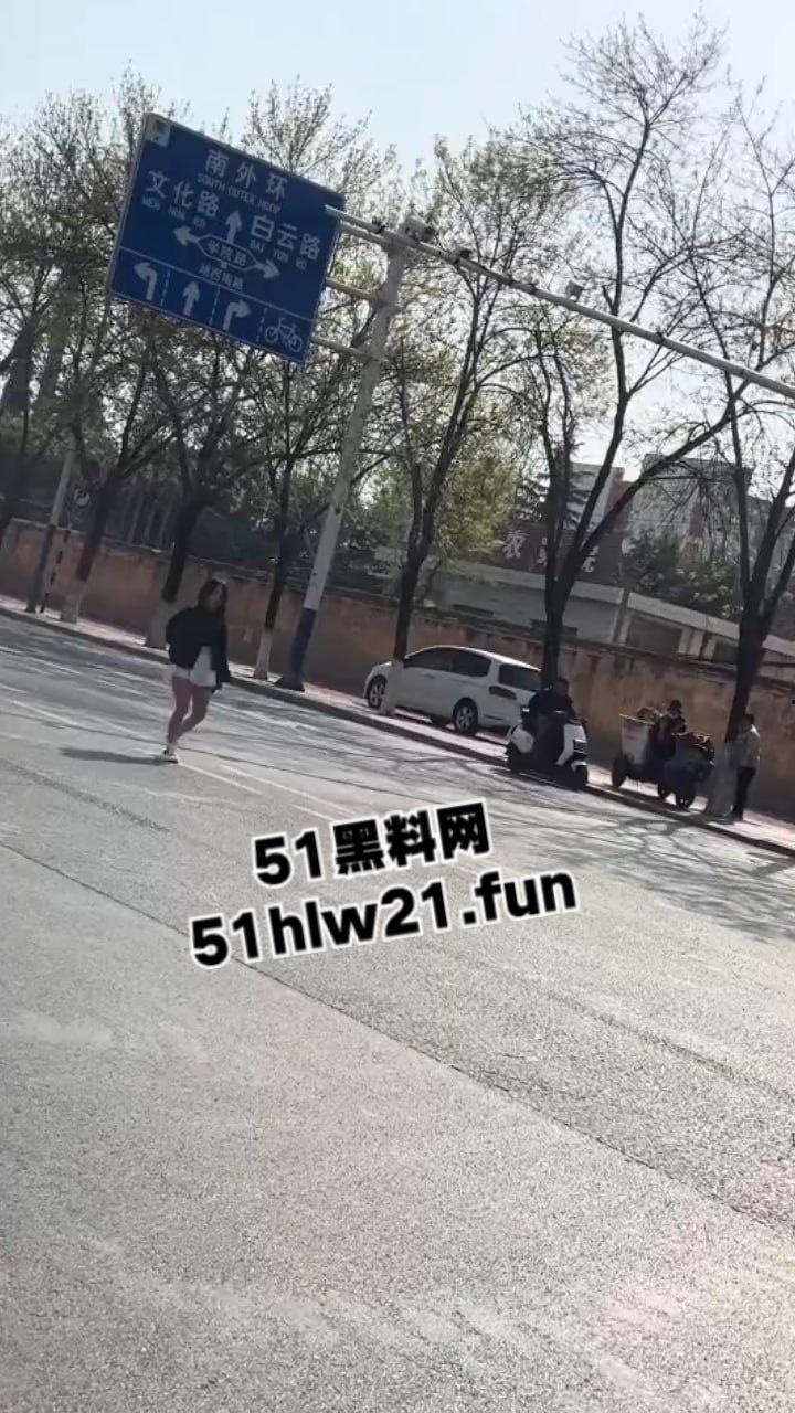 山东精神小妹嗑药过量致幻,大街上举止怪异如无脑丧尸邪崇附体样子超级可怕。 第7张 山东精神小妹嗑药过量致幻,大街上举止怪异如无脑丧尸邪崇附体样子超级可怕。 第7张