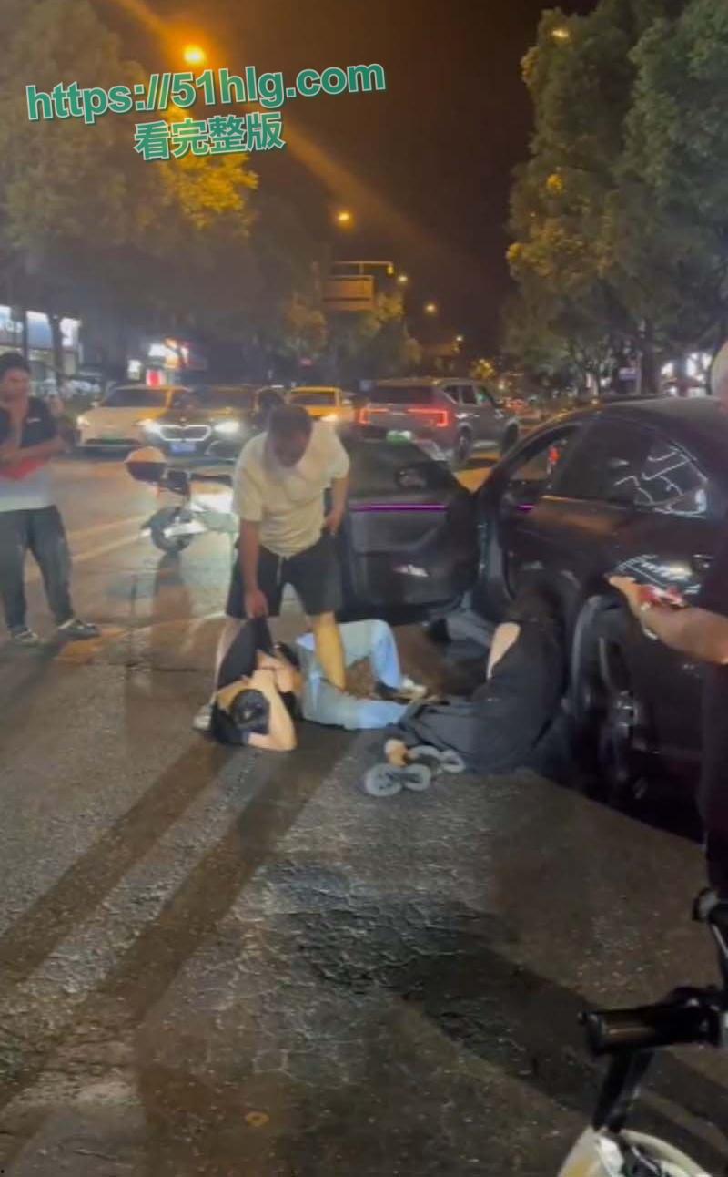 史上最解气抓奸现场!狗男女偷情被原配当街抓包,荡妇保护奸夫被双双暴揍,场面震撼,围观者无不为之动容 第1张 史上最解气抓奸现场!狗男女偷情被原配当街抓包,荡妇保护奸夫被双双暴揍,场面震撼,围观者无不为之动容 第1张