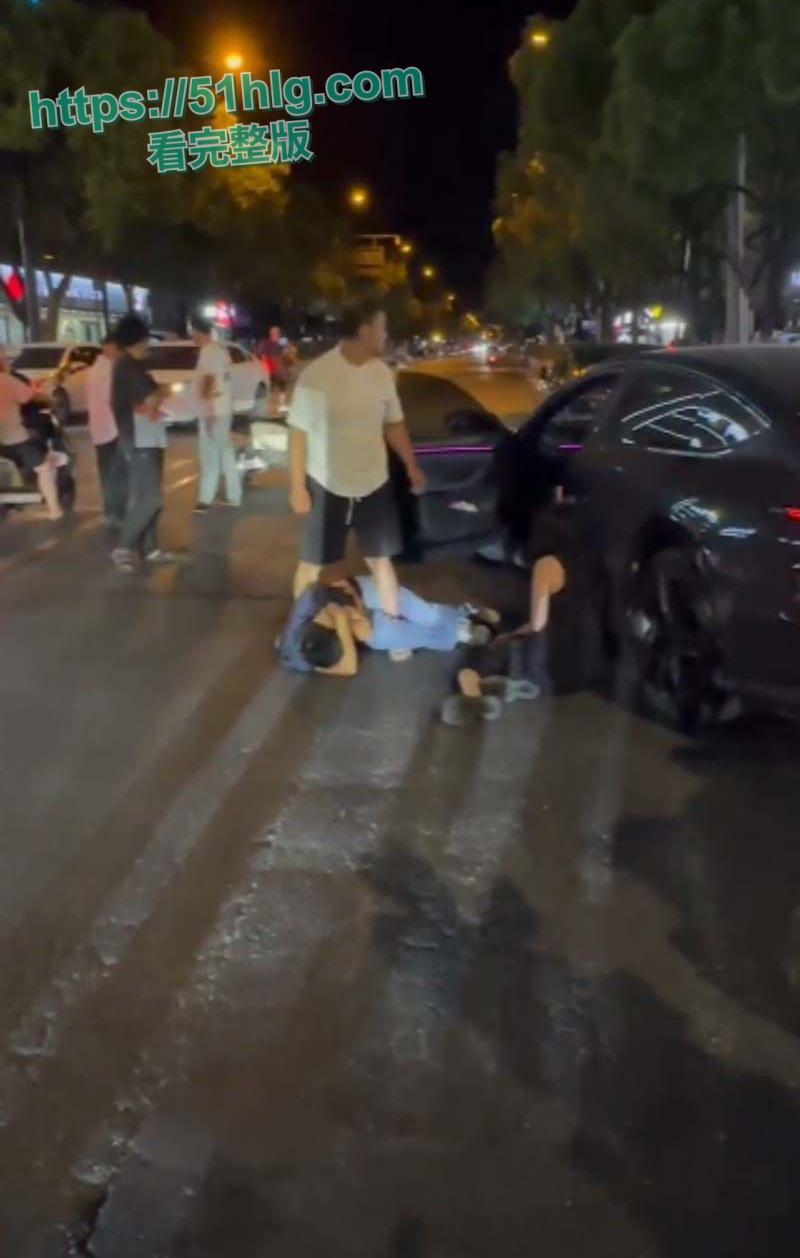 史上最解气抓奸现场!狗男女偷情被原配当街抓包,荡妇保护奸夫被双双暴揍,场面震撼,围观者无不为之动容 第2张 史上最解气抓奸现场!狗男女偷情被原配当街抓包,荡妇保护奸夫被双双暴揍,场面震撼,围观者无不为之动容 第2张