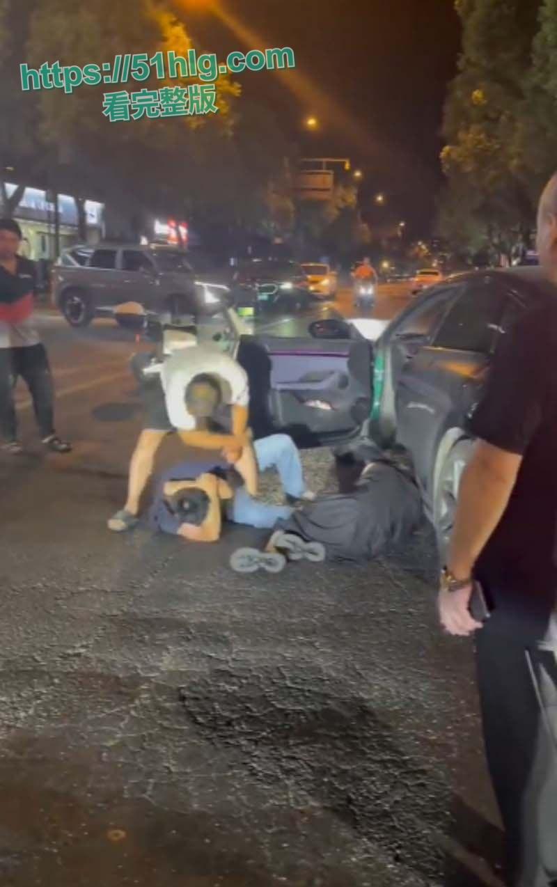 史上最解气抓奸现场!狗男女偷情被原配当街抓包,荡妇保护奸夫被双双暴揍,场面震撼,围观者无不为之动容 第3张 史上最解气抓奸现场!狗男女偷情被原配当街抓包,荡妇保护奸夫被双双暴揍,场面震撼,围观者无不为之动容 第3张