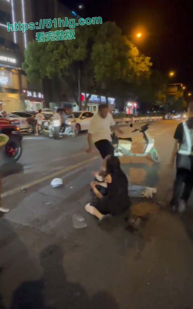 史上最解气抓奸现场!狗男女偷情被原配当街抓包,荡妇保护奸夫被双双暴揍,场面震撼,围观者无不为之动容 第4张 史上最解气抓奸现场!狗男女偷情被原配当街抓包,荡妇保护奸夫被双双暴揍,场面震撼,围观者无不为之动容 第4张