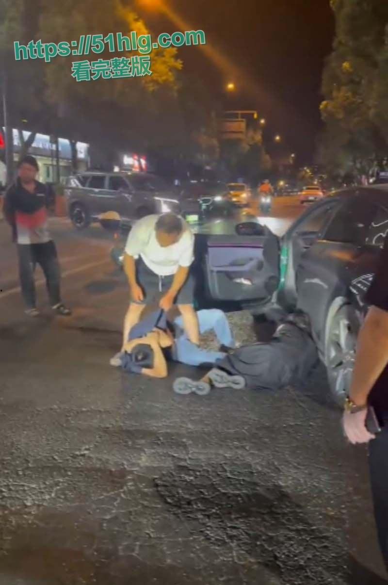 史上最解气抓奸现场!狗男女偷情被原配当街抓包,荡妇保护奸夫被双双暴揍,场面震撼,围观者无不为之动容 第5张 史上最解气抓奸现场!狗男女偷情被原配当街抓包,荡妇保护奸夫被双双暴揍,场面震撼,围观者无不为之动容 第5张