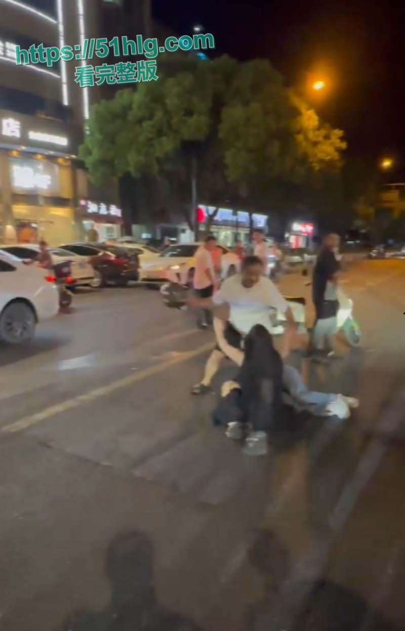 史上最解气抓奸现场!狗男女偷情被原配当街抓包,荡妇保护奸夫被双双暴揍,场面震撼,围观者无不为之动容 第6张 史上最解气抓奸现场!狗男女偷情被原配当街抓包,荡妇保护奸夫被双双暴揍,场面震撼,围观者无不为之动容 第6张