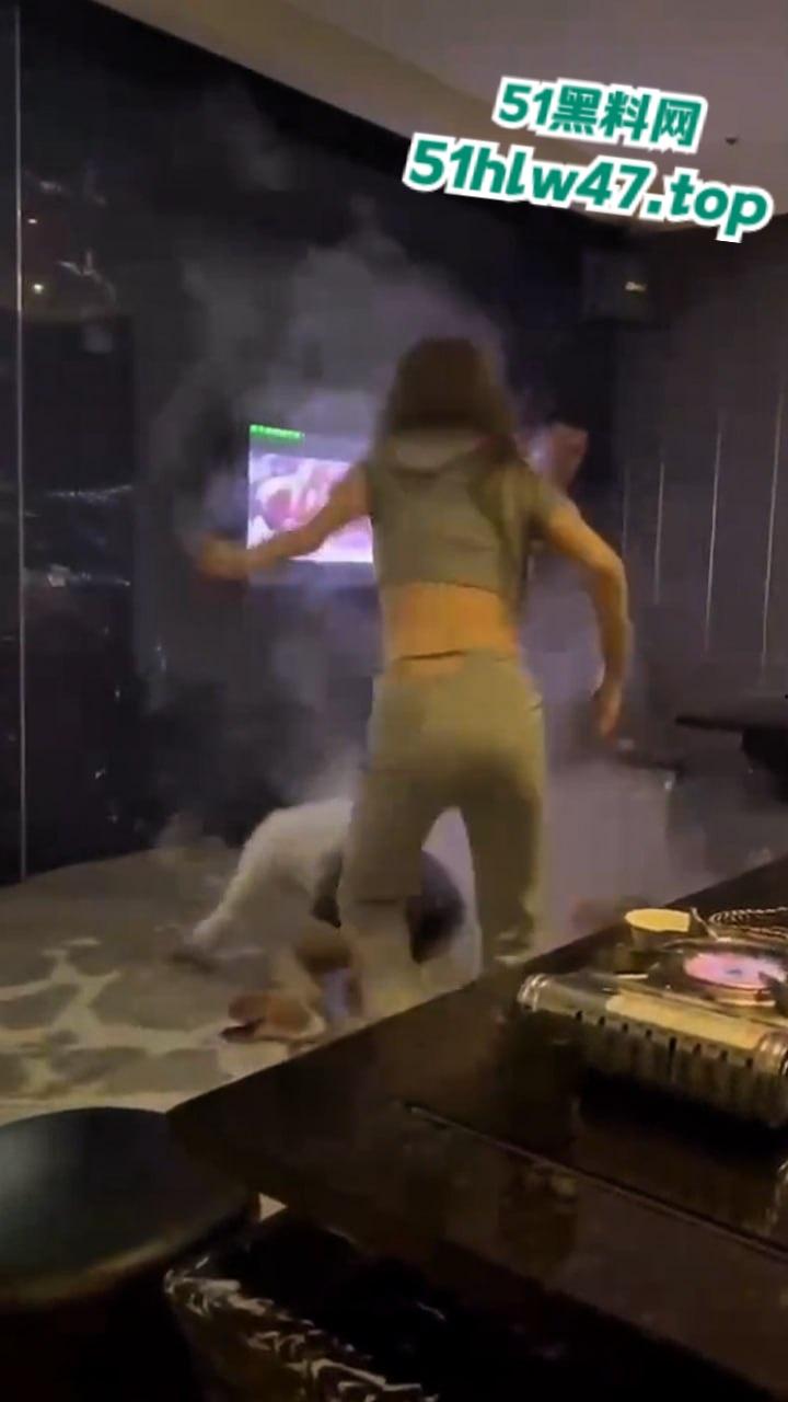 实拍ktv妹子撕逼打架现场,竟然用冒着浓浓滚烟的开水泼身上,轻则掉一层皮严重直接死人! 第3张 实拍ktv妹子撕逼打架现场,竟然用冒着浓浓滚烟的开水泼身上,轻则掉一层皮严重直接死人! 第3张
