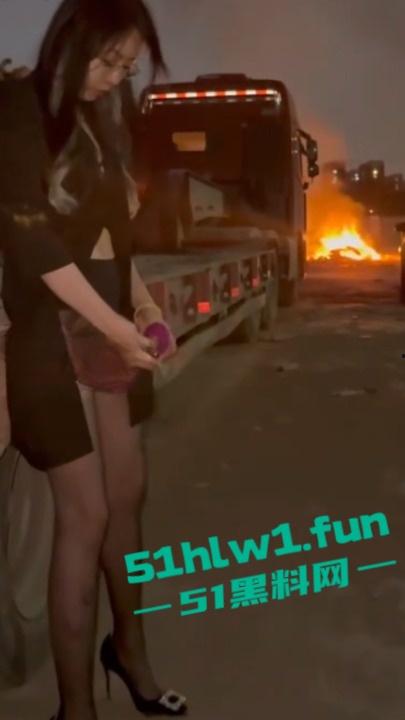 极品颜值女神【彤彤乖】紧张刺激人前露出自慰 塞着跳蛋被远程遥控做任务 各种人前露出  第3张