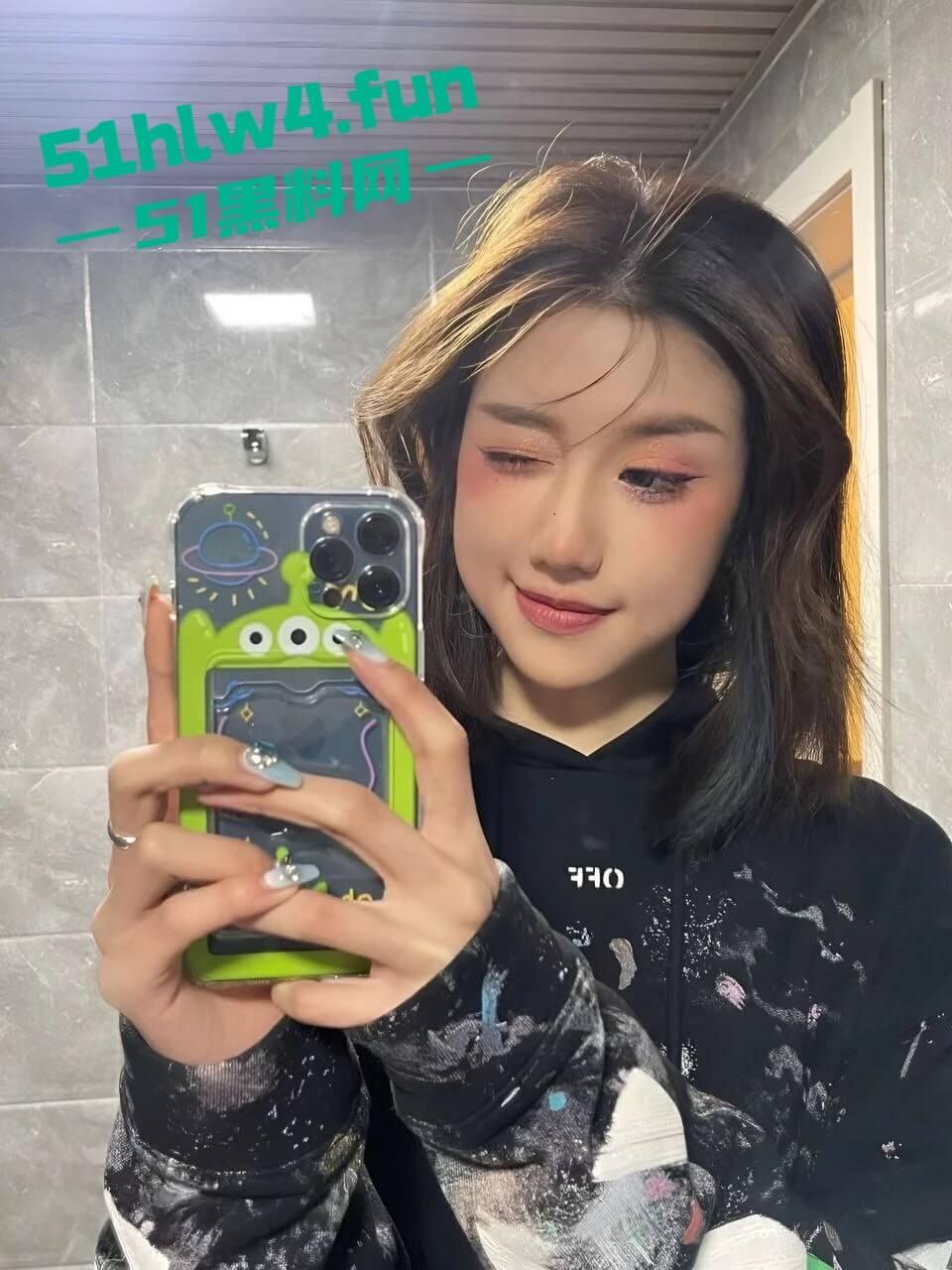 重庆大学超高颜值学妹【徐紫茵】平时看着生人勿进的样子,私下和男友性爱视频遭曝光! 第3张 重庆大学超高颜值学妹【徐紫茵】平时看着生人勿进的样子,私下和男友性爱视频遭曝光! 第3张