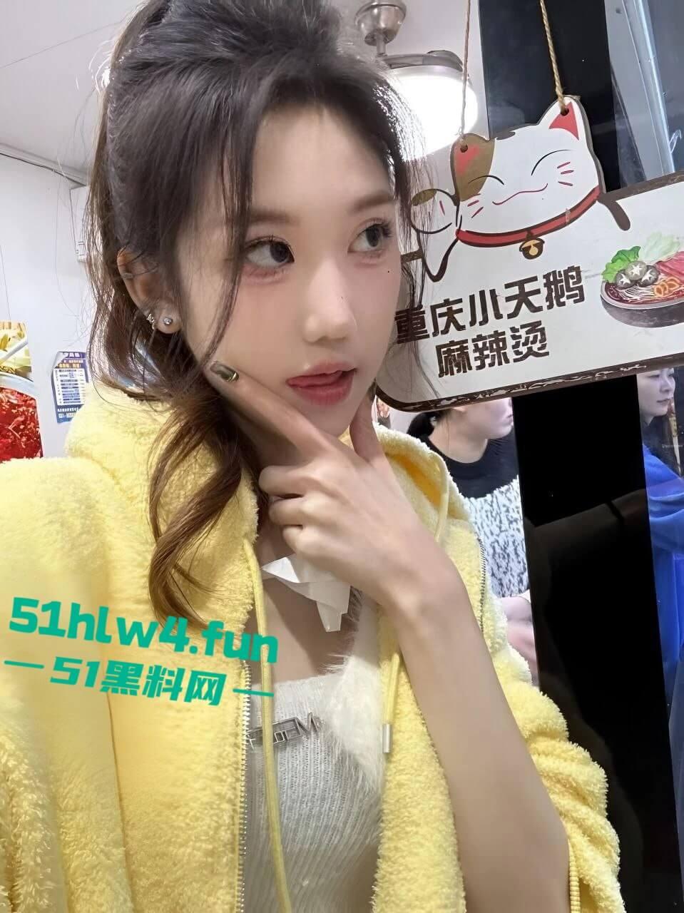 重庆大学超高颜值学妹【徐紫茵】平时看着生人勿进的样子,私下和男友性爱视频遭曝光! 第4张 重庆大学超高颜值学妹【徐紫茵】平时看着生人勿进的样子,私下和男友性爱视频遭曝光! 第4张